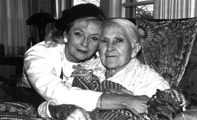 Una miembro del equipo de VITAS abraza a una paciente