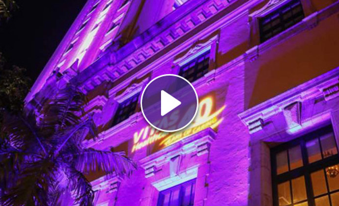 沐浴於紫光中的邁阿密-戴德學院的自由之塔