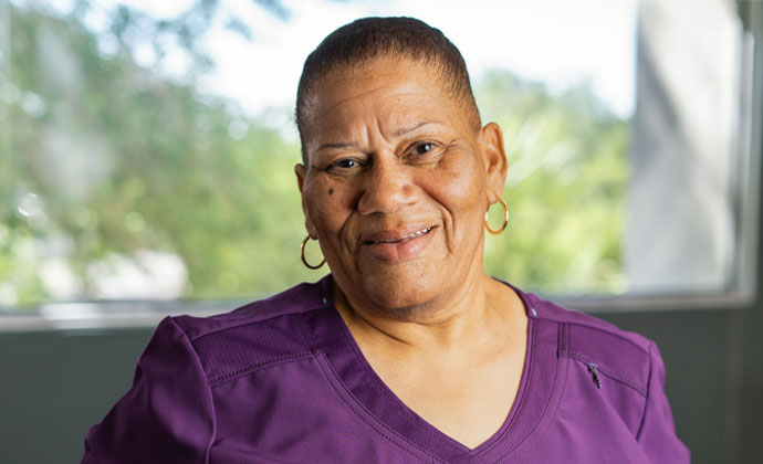 Sandra Williams, ayudante de servicios de salud a domicilio de VITAS, sonríe a la cámara.