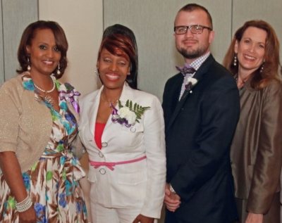 Phó chủ tịch phụ trách các vấn đề cộng đồng của VITAS Diane Deese chụp ảnh nhóm tại sự kiện Tưởng Nhớ Đức Mẹ.