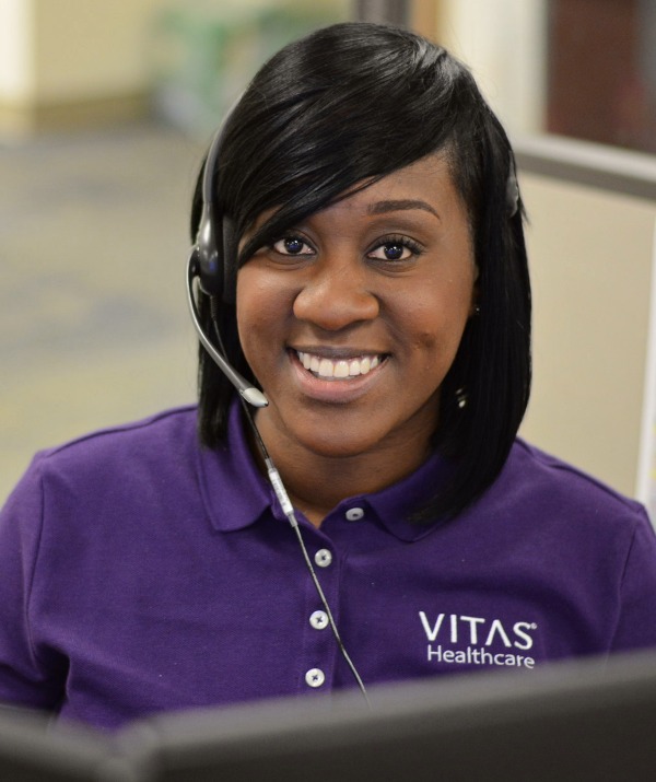 Un miembro del equipo de VITAS en el Centro de conexión de cuidados, listo para responder una llamada