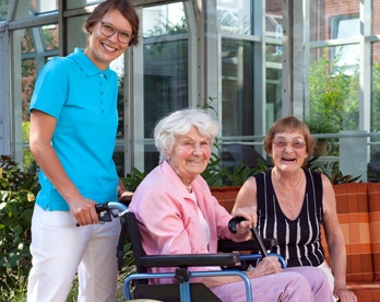 A volunteer helps a patient who uses a wheelchair