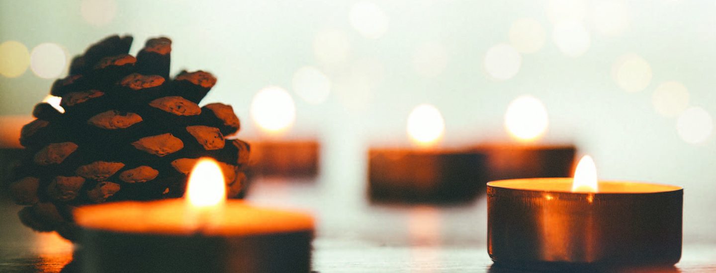 Những ngọn nến thắp sáng trên bàn cùng quả thông lễ hội