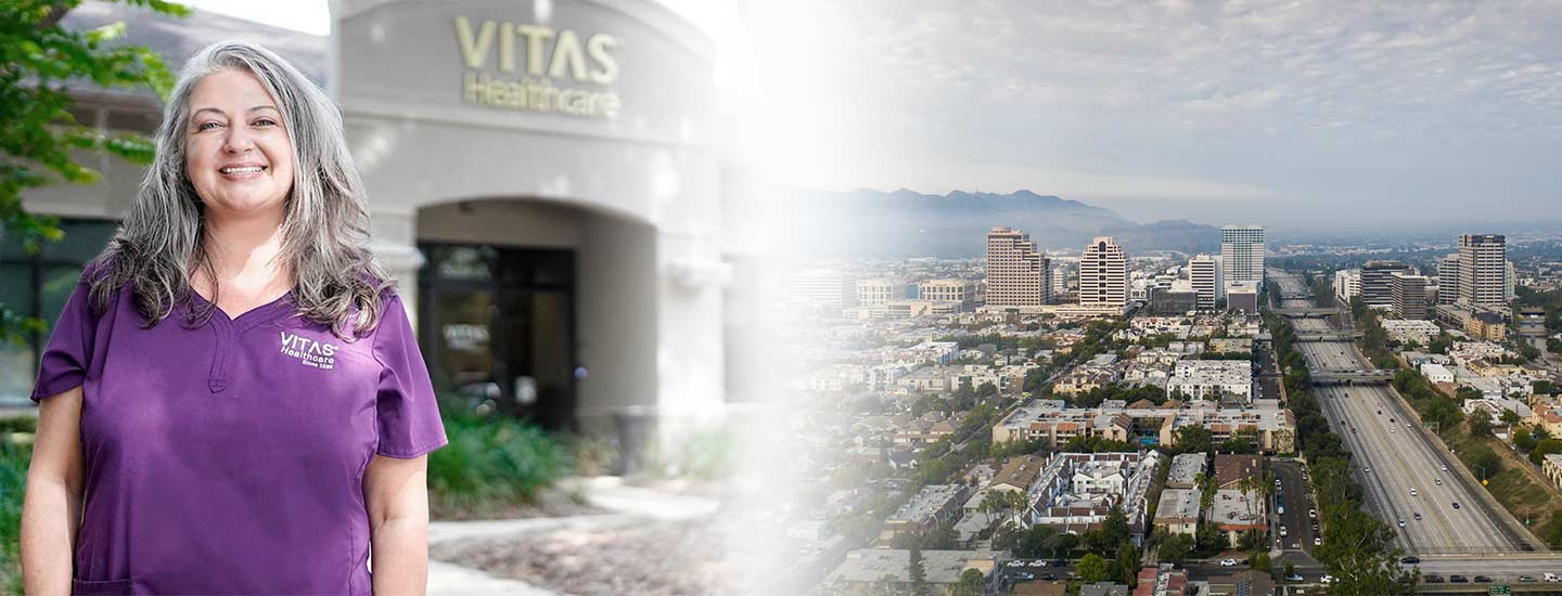 Isang kumbinasyon ng mga larawan na nagpapakita ng isang nurse ng VITAS at mga building at langit sa Southern California