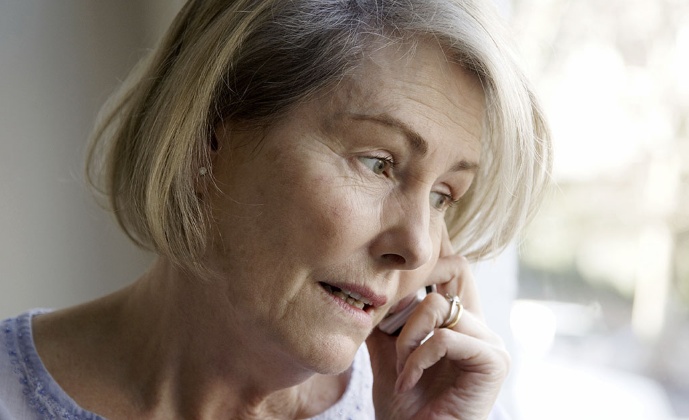 Una mujer habla por teléfono