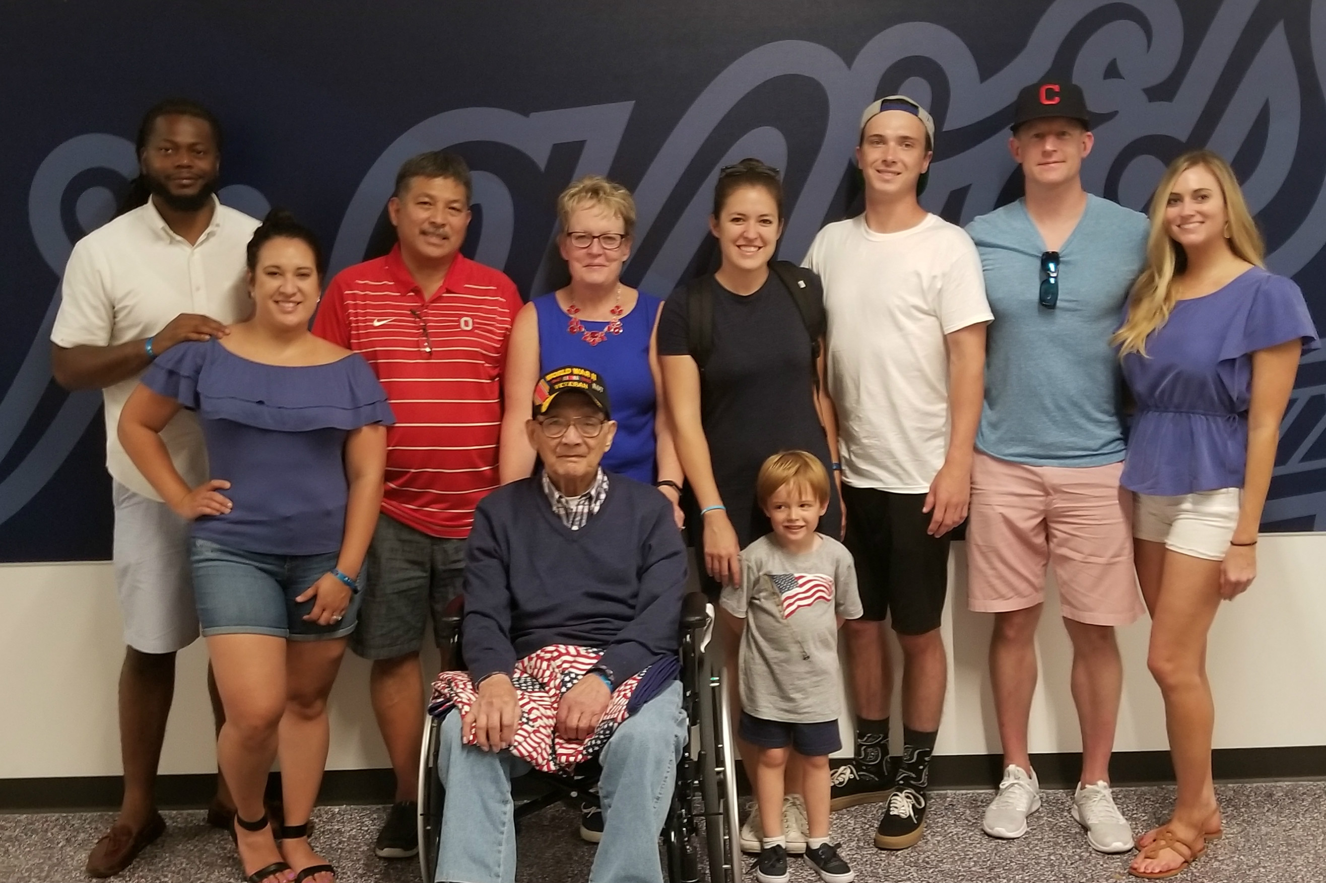 Family surrounds hospice patient and WWII Vet