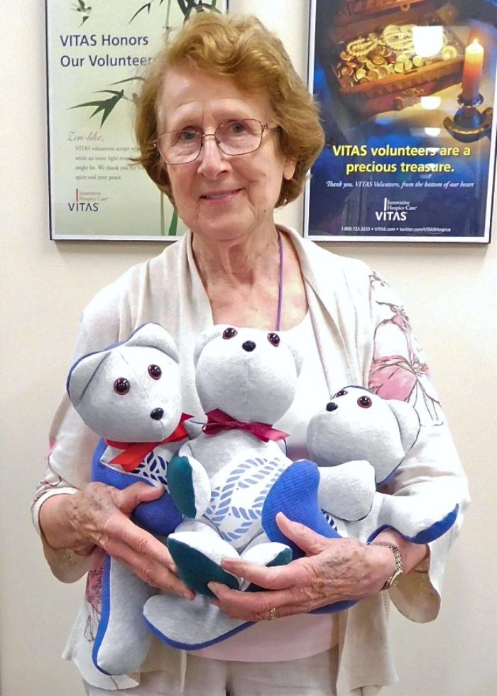 Vitas Hospice Volunteer Ingrid Evans 1 000 Memory Bears