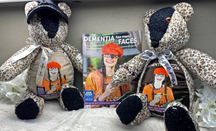Dos osos conmemorativos tejidos por la familia de Sharon Jankowski, junto con la portada de la revista en la que aparece