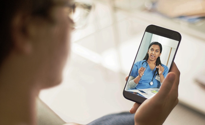 Una médica clínica brinda información y orientación a través de telesalud con un smartphone