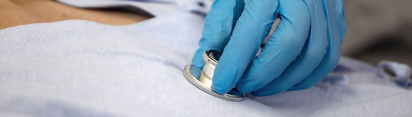 Chuyên viên y tế đặt ống nghe trên ngực bệnh nhân