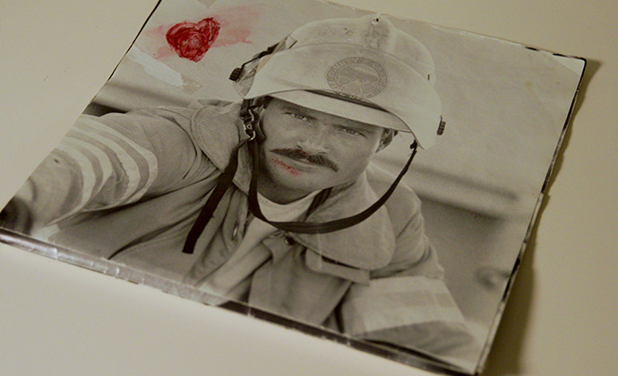 Một bức ảnh đen trắng của Jim trong bộ đồ lính cứu hỏa với hình vẽ trái tim màu đỏ trên ảnh