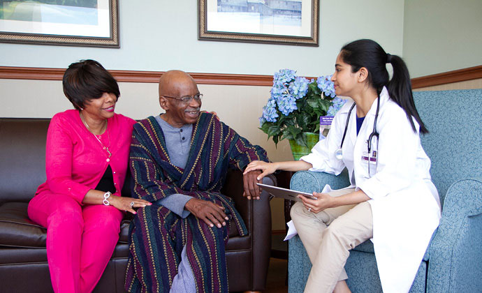 Un proveedor de VITAS habla con un paciente y su esposa