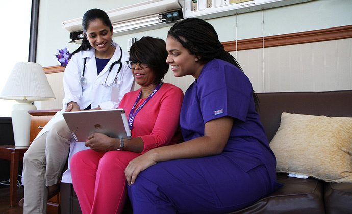 Ba thành viên nhóm VITAS đang xem thông tin trên iPad