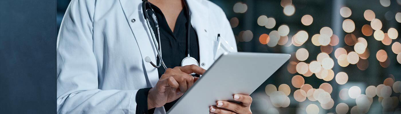 Una médica revisa información en una tablet