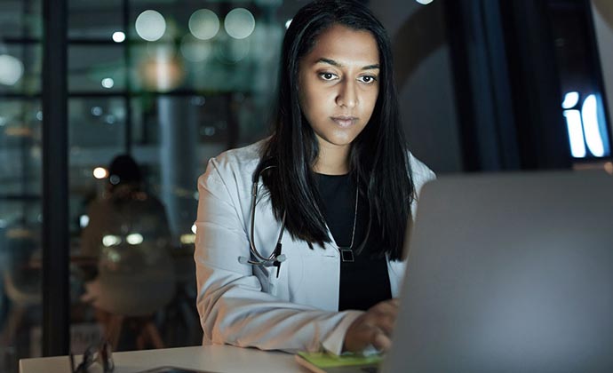 Una mujer con una computadora