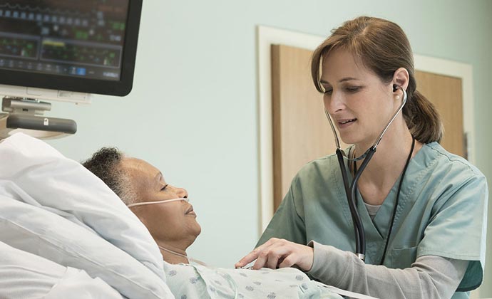 Un paciente en la cama de un hospital