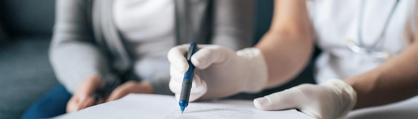 臨床醫事人員​​​​​​​給病人的照顧者看些資料