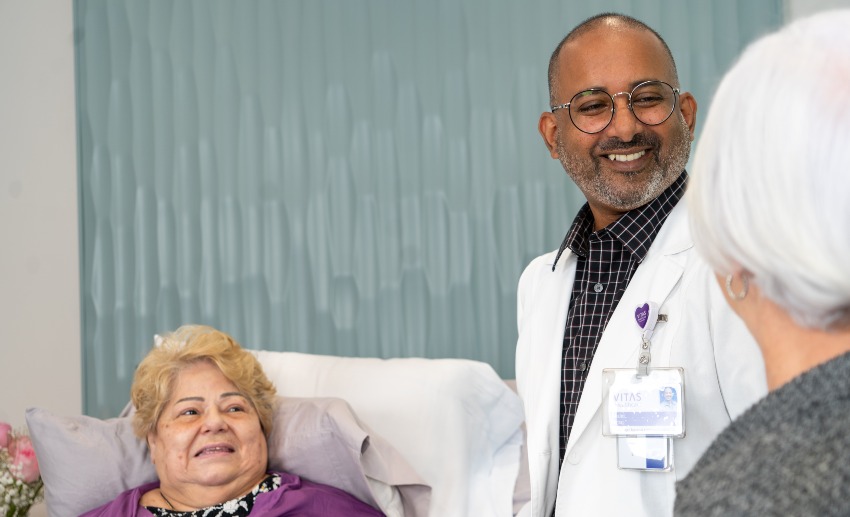 Una médica conversa con pacientes.