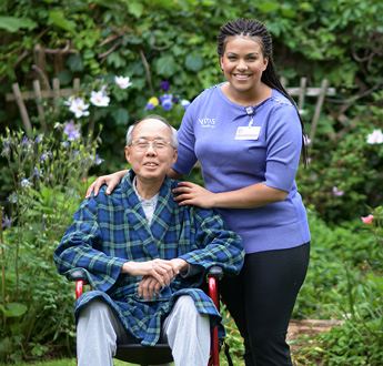 VITAS照護者在室外花園陪伴病人。