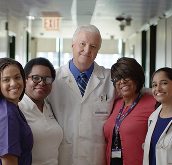 Một nhóm các thành viên của đội ngũ VITAS bao gồm y tá, bác sĩ, nhân viên xã hội và đại diện bán hàng