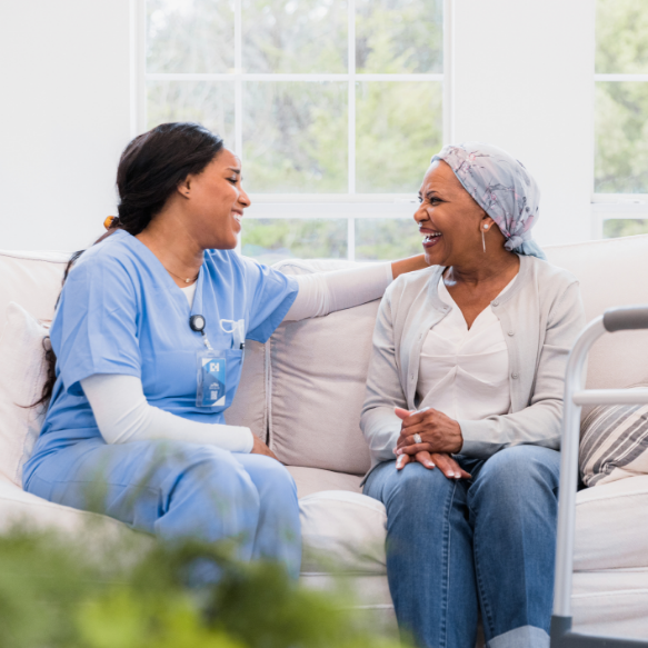 Nakangiti ang isang babaeng may cancer sa drawing na ginawa ng kanyang anak para sa kanya