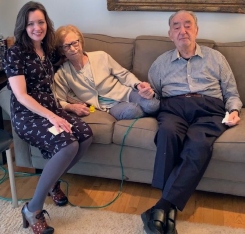 Benjamin Z. se sienta junto a su esposa y un capellán de VITAS