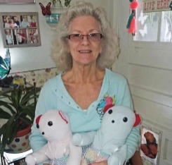 Linda Weeks con dos osos conmemorativos hechos con prendas de su madre