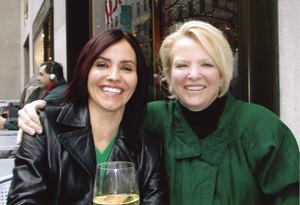 La voluntaria de hospicio, Sherri (izquierda), y su madre Linda