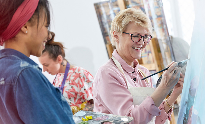 Isang grupo na nagpipinta sa isang art therapy na aktibidad