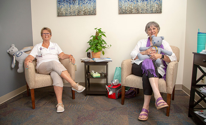 Ipinapakita ng dalawang boluntaryo ang mga Memory Bear ng ginawa nila